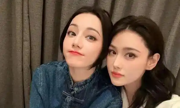 张馨予晒与迪丽热巴的闺蜜照,两人宵夜聊天至天亮,贴脸合照像双