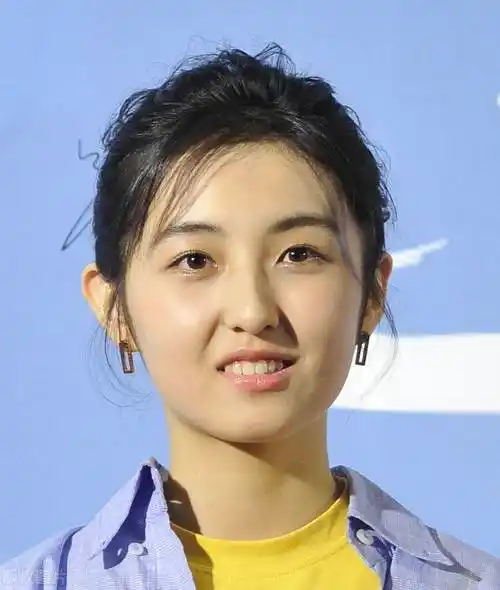 原创热恋中的张子枫是时候该放手了