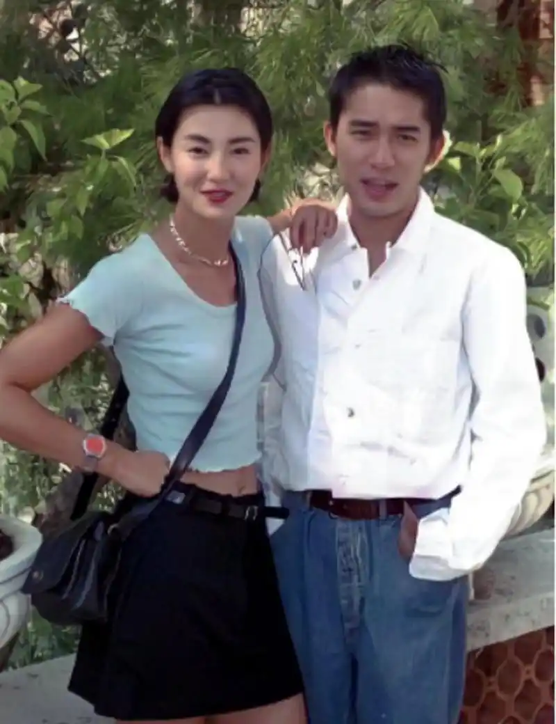 张曼玉梁朝伟早期合照!看着跟p的似的,换脸了!