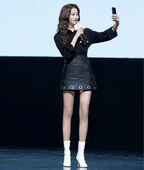 关晓彤这次又踩雷,机车夹克搭配直筒牛仔裤,显壮显胖浪费好身材