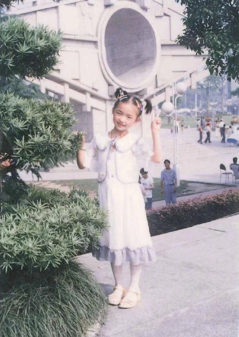 虽然林允拍这张照片的时候,才不过三四岁,但是从眉宇之间我们可以看得