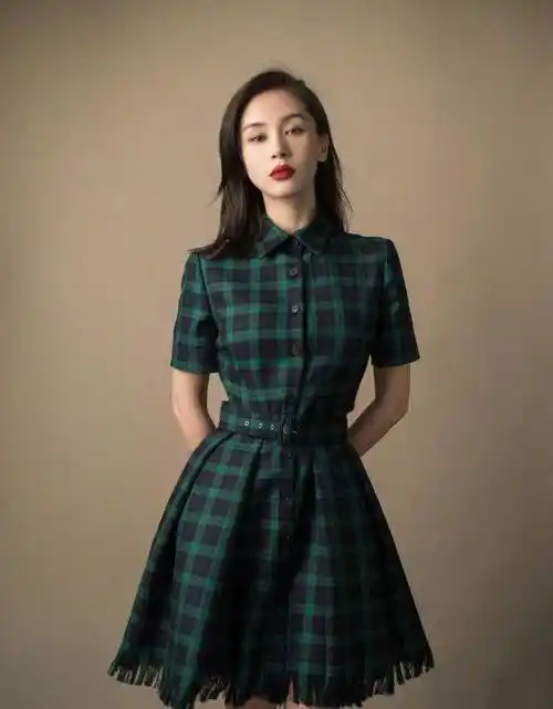 王子文终于留长发了!穿绿色格纹裙配复古红唇,满满的女人味