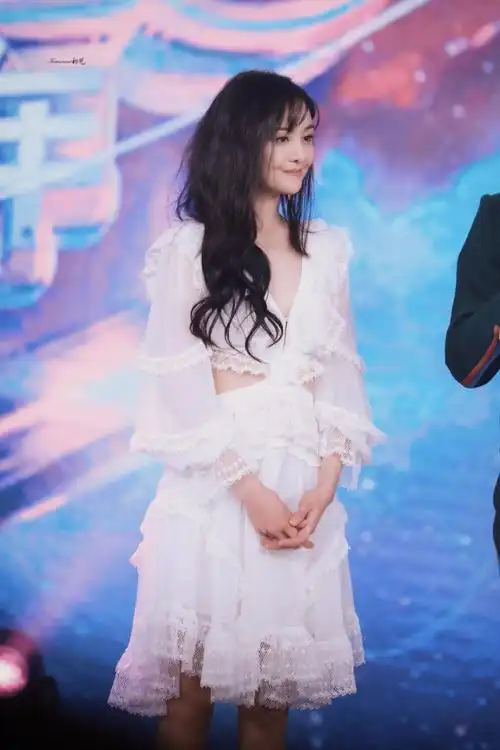 郑爽穿白色连衣裙变回小仙女,和前任张翰隔空同框了