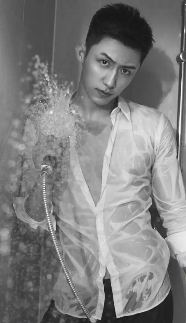 黄景瑜"身材杀":宽肩细腰大长腿八块腹肌,第3张让人受不了!