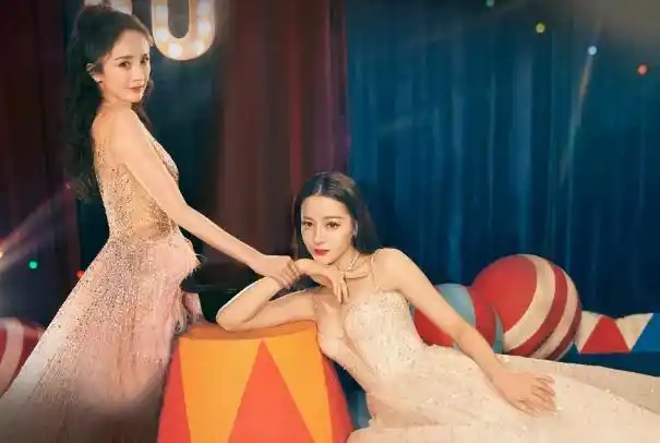 迪丽热巴故意架着胳膊摆拍,谁注意杨幂举动?两人真实关系很明显