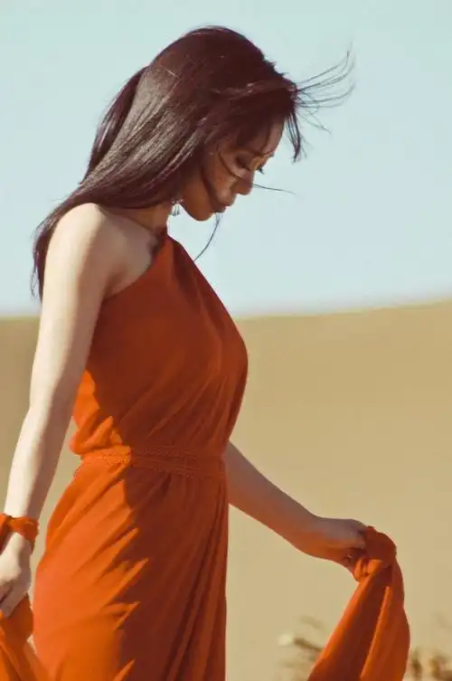 歌手云朵梦幻写真曝光 身披薄衫演绎别样唯美(组图)