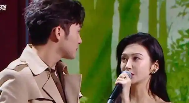 景甜张彬彬《王牌》再现按唇杀,二人鞋子引热议,比真情侣还甜_节目