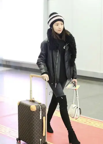董洁戴毛线帽温暖可人气质出众过膝长靴尽显大长腿
