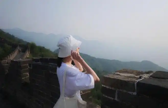 游客小白打卡!李沁白衣配牛仔裤清爽阳光乐游长城