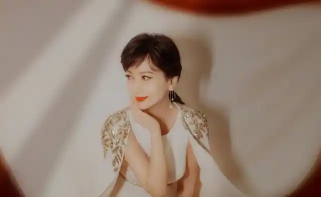 65岁赵雅芝近照令人惊艳白礼服温婉迷人与当年白素贞相差无几