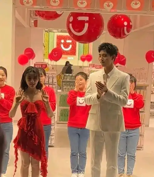 张子枫陈飞宇活动同框!