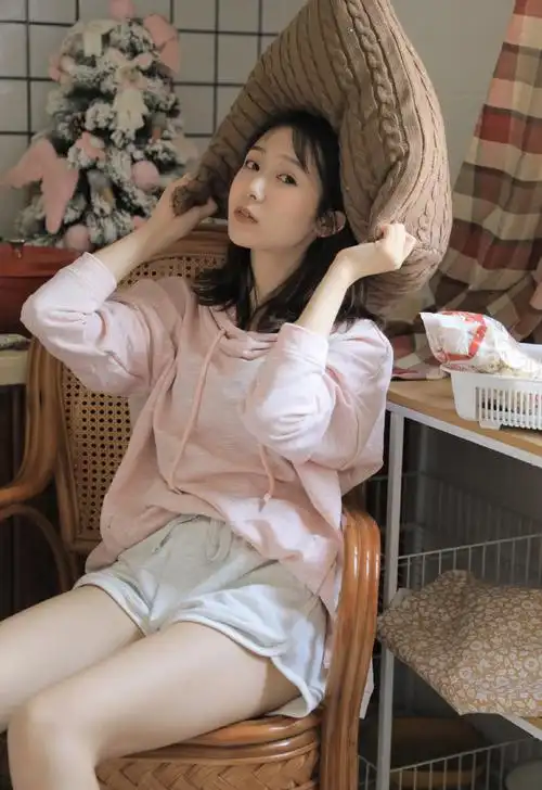 粉嫩居家美女白皙美腿写真图片