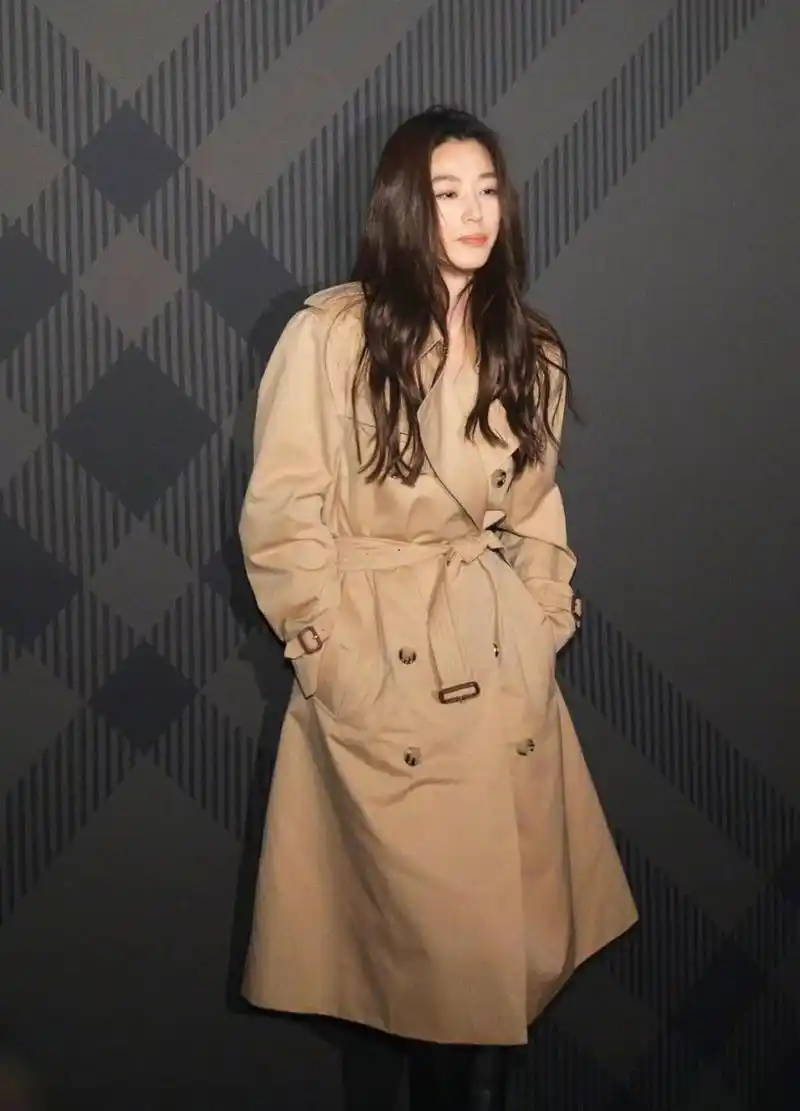 全智贤今日机场街拍,姐这件风衣太帅太好看!