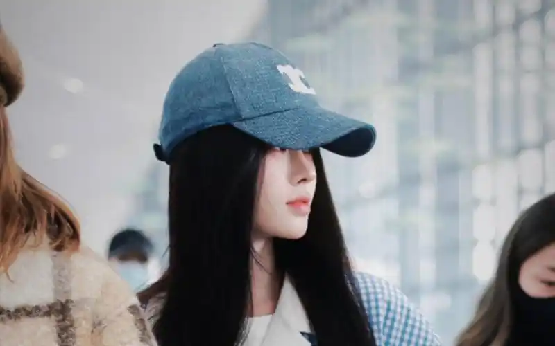 可怜的宝!感冒没好一点01鞠婧祎今日机场图