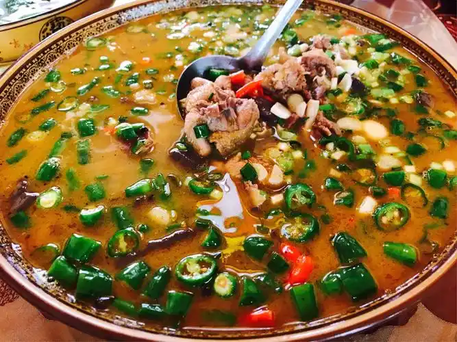 特色青椒野鸡.山庄招牌菜!