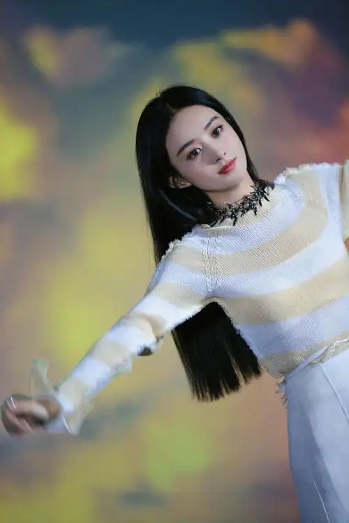 赵丽颖新照造型百变 一头黑长直格外撩人_品推资讯