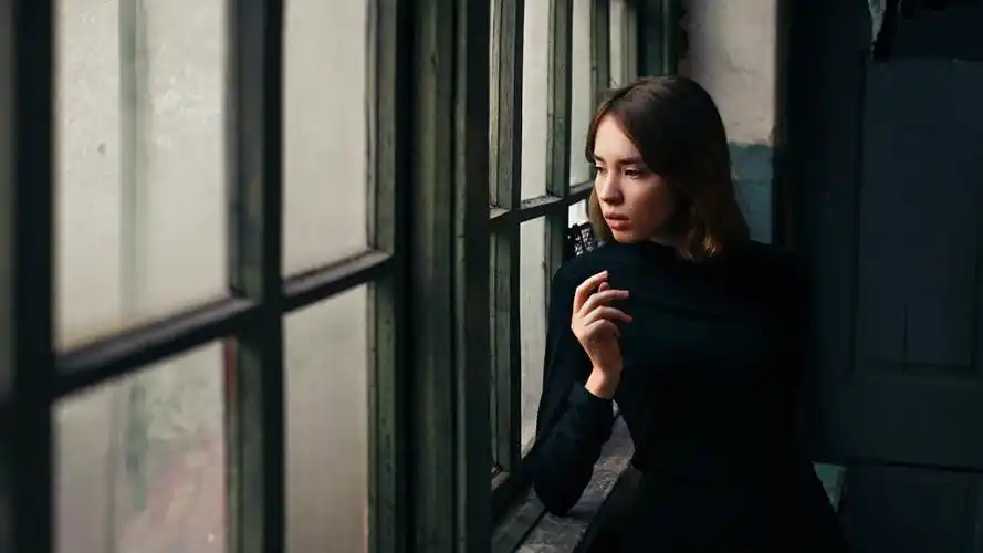 一个人抱头心碎绝望的伤感图片,高清图片,电脑桌面-壁纸族