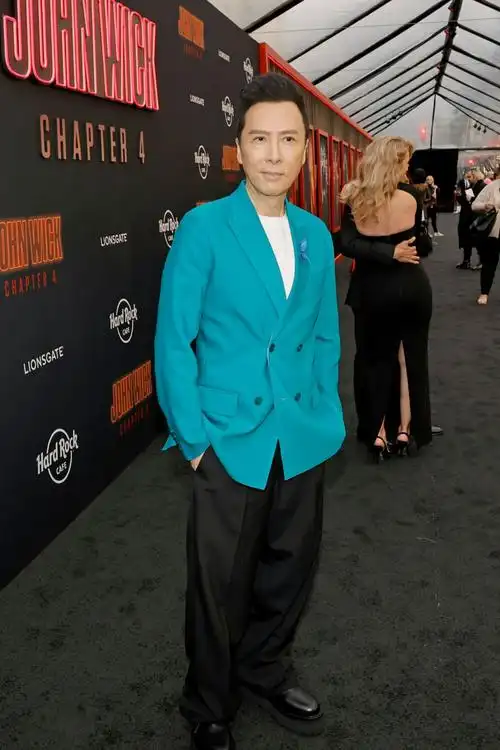 《疾速追杀4》首映礼甄子丹亮相 穿青色西服亮眼