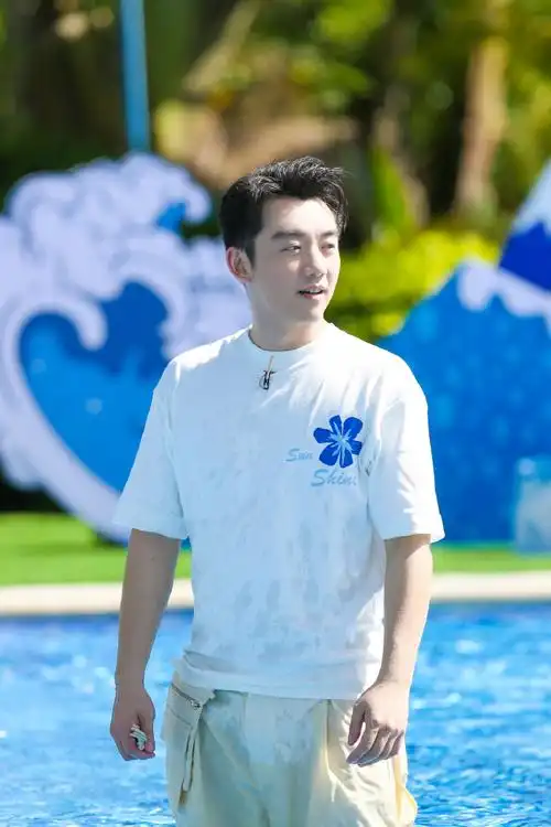 郑恺超话夏日炎炎,需要一枚酷爽的沙滩帅哥来降降暑9215带来满屏