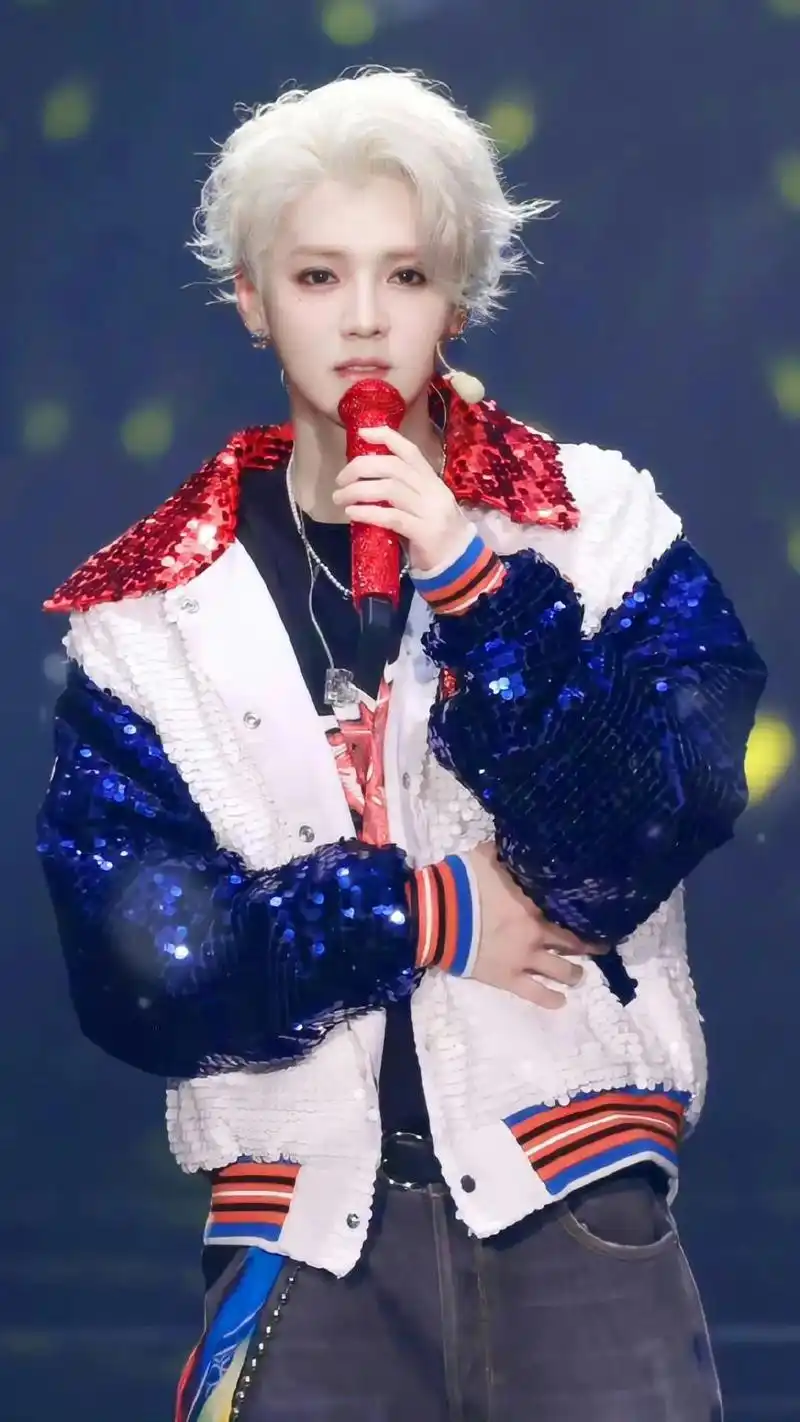 鹿哥绝美三巡.#鹿晗舞台照 微博拿的图哦#鹿晗 #鹿晗染彩色 - 抖音