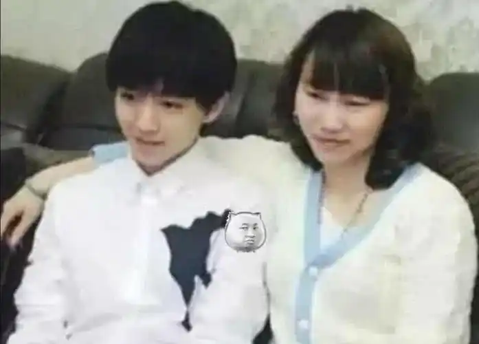 王俊凯曝光与妈妈合照,却被误认是姐弟俩,网友:这脸水做的?