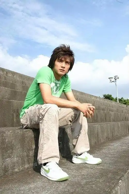 贺军翔新剧造型曝光岁月流转青春记忆依旧有型