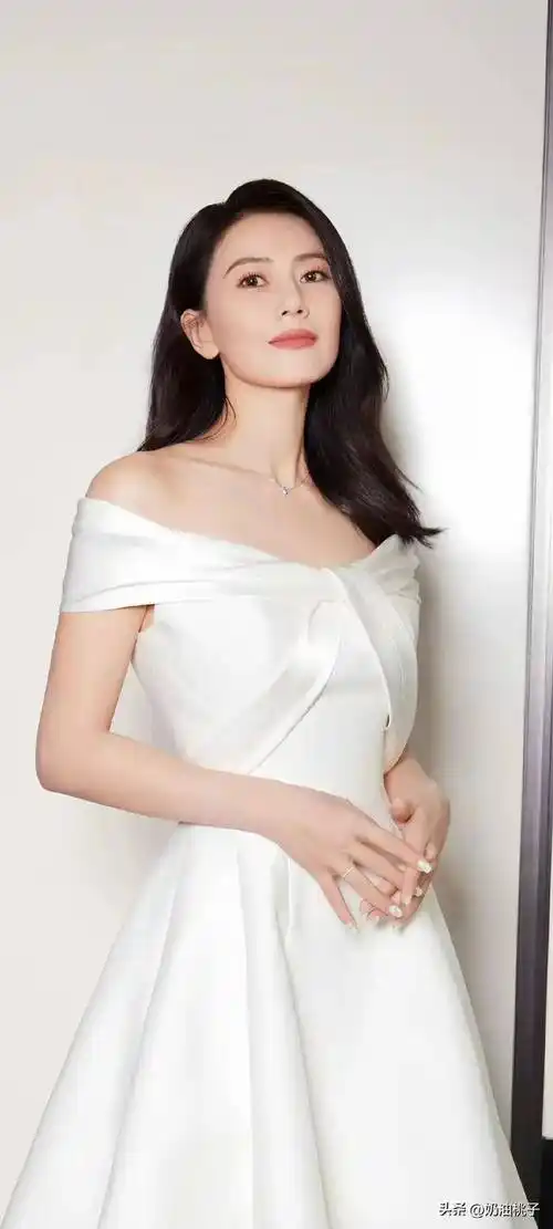 "高圆圆,黑发如瀑白裙飘逸,气质女神展现卓越风姿!