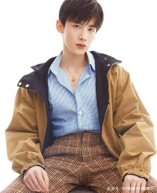 白敬亭最新大片释出,这样穿花衬衫复古又可爱,理想型男票没错了