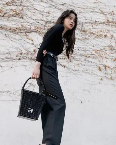 这样的搭配是非常的减龄的,第二套欧阳娜娜选择的就是一双黑的颜色