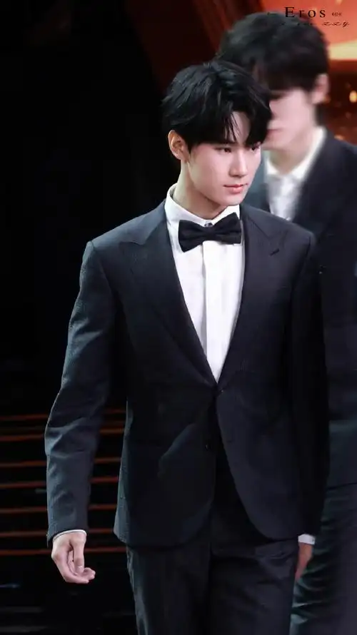 张真源 廿时肆野行歌筑山河