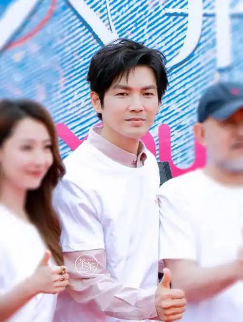 钟汉良新剧路透瘦得裤子都穿不上了剧组被批评太大!_网友_秦岚_路透社