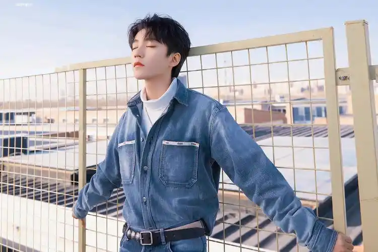 蓝色牛仔外套合集释出……|王俊凯_新浪新闻