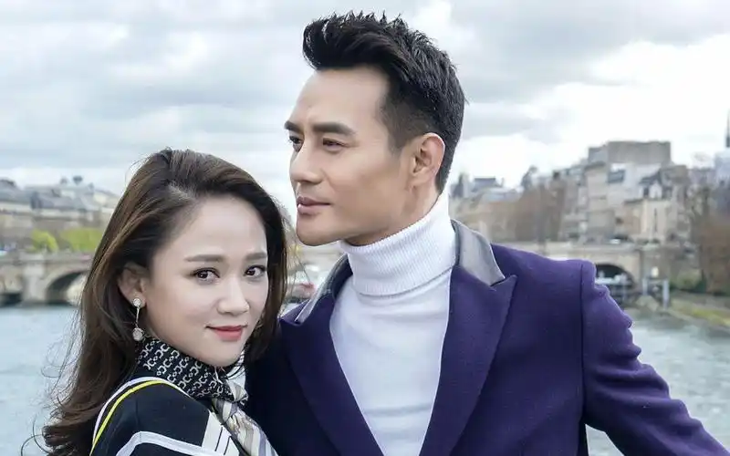 最in | 王凯和陈乔恩"互撩"式自拍,才是情侣照正确打开方式