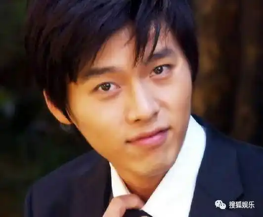 入伍时的他是这样的↓即使剪了寸头,没有化妆造型,那种英气和帅气挡都