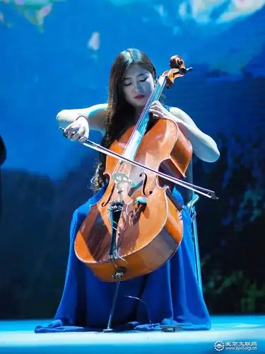 大提琴独奏《撒里哈的节日》演奏:梁越