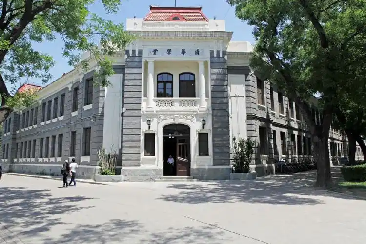 市教委专家评价,清华学堂的物业工作为建筑年代久远的教学楼物业管理