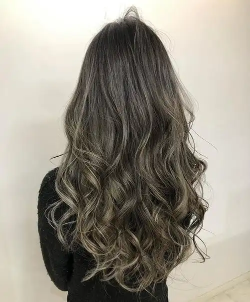 长发做个微卷,有魅力,2019微卷发发型很火,让你瞬间变美!