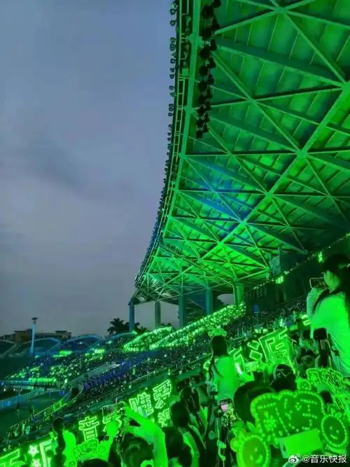 王源绿海#今晚真的不是王源演唱会吗  小汤圆们真的太给力了,全场绿