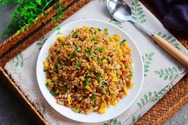 教你蛋炒饭新做法,食材丰富营养足,味道鲜香不熟饭店,懒人福音_香菇