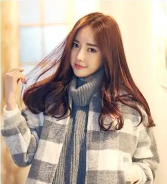 上中分刘海的设计,轻松达到了瘦脸的效果,深色的头发也显得清新自然