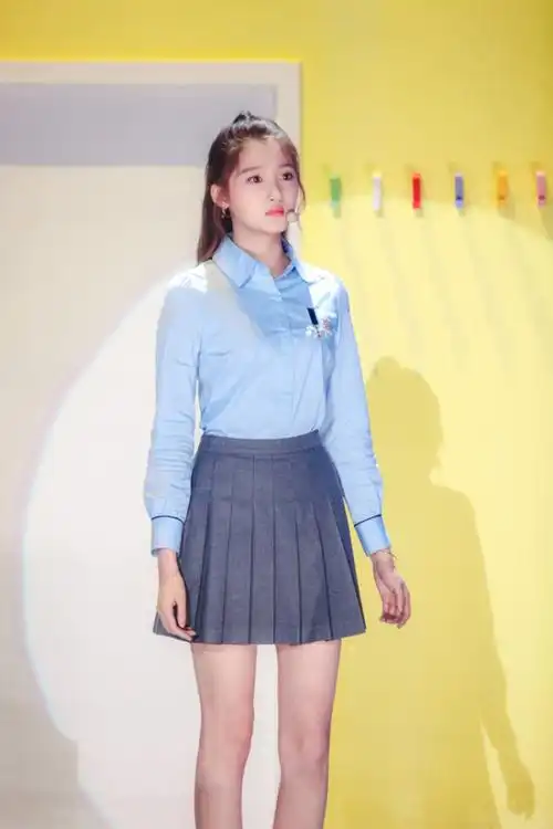 鹿晗咬牙抱热巴,面对关晓彤却很轻松,女生纤瘦穿衣也美