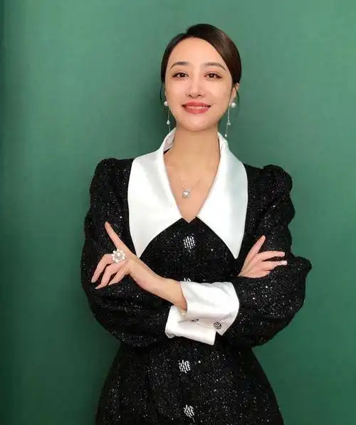 主播左岩:曾和杨迪传绯闻,离开浙江卫视低调嫁普通人同样幸福