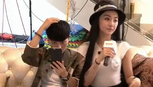 老干部张晓钰自恋无上限王金金旁边敬礼姿势敲可爱