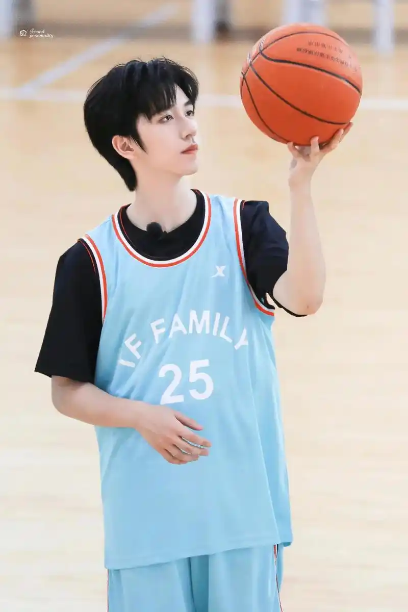 美貌鲨人.#运动会 #贺峻霖 - 抖音