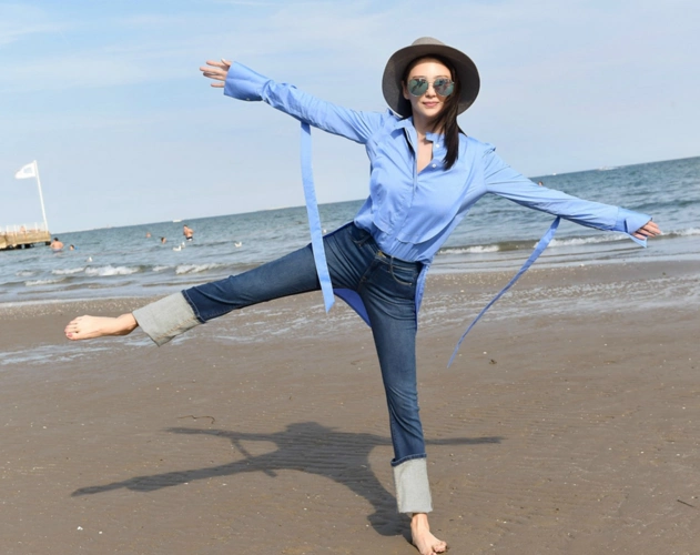 张雨绮离婚后愈发不羁,穿衬衫配牛仔裤,光脚丫拍照尽显随性时尚_腾讯