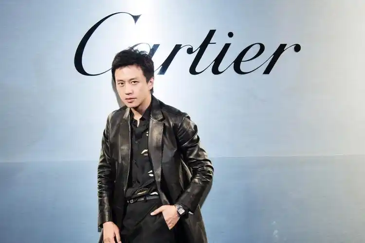 邓超现身卡地亚腕表派对黑色皮衣超帅气