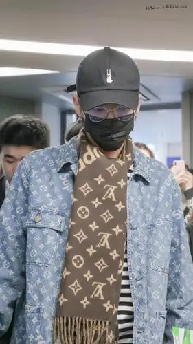 吴亦凡今日长沙飞上海饭拍 牛仔潮男机场上演眼镜杀