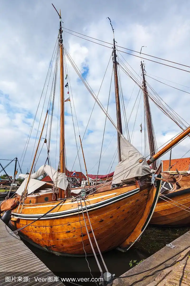 荷兰的一种古老的木制帆船