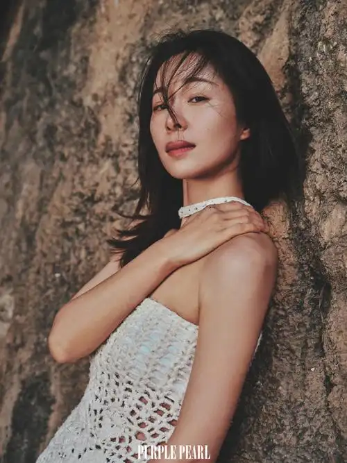 江一燕面朝花海自然大片