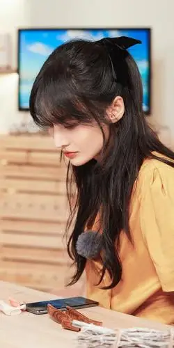 郑爽黄色连体工装穿搭,为酷暑带来一丝清爽之风,甜美可爱